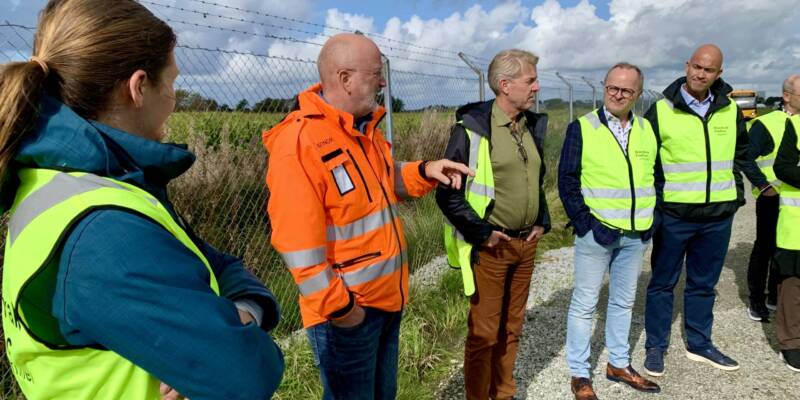 GRØNN ENTUSIAST: – Bedre med begeistring enn begrensning, Ingvald Erga, fagansvarlig ytre miljø, Stavanger lufthavn (i oransje jakke) forteller engasjert om alle flyplassens grønne tiltak.